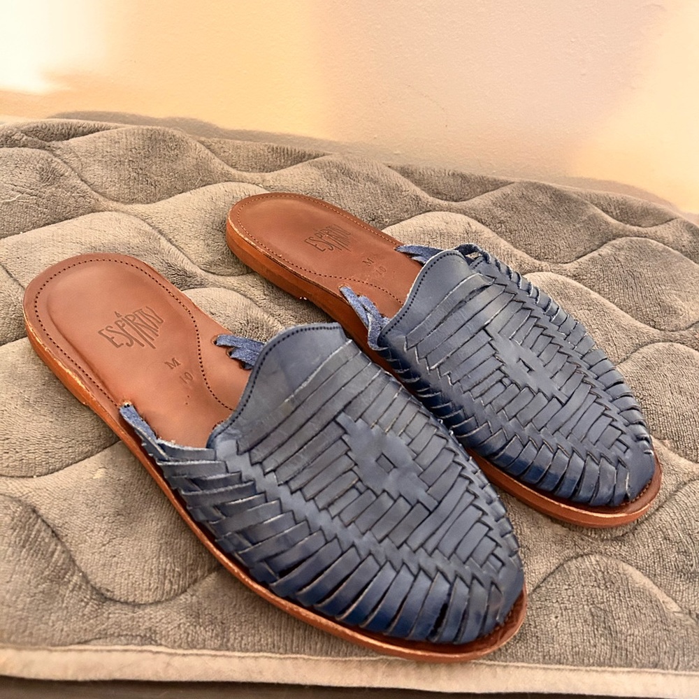 Espiritu hand woven slip ons